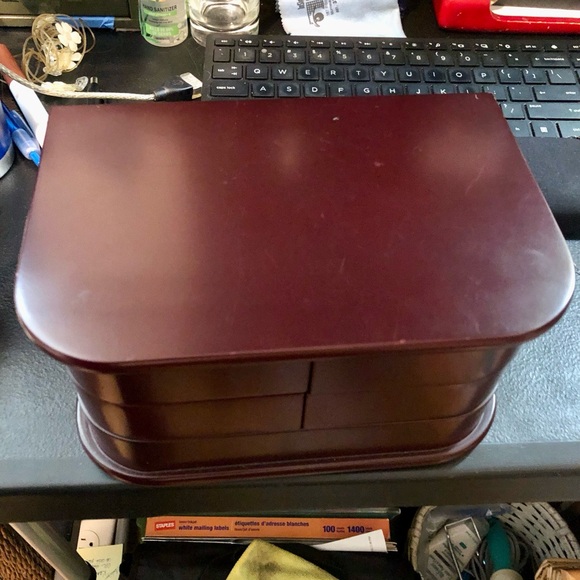 Nice n Compact. Smooth Mahogany finish. Simple design. JEWELRY BOX VINTAGE AVON - Picture 6 of 15